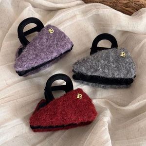 Tre fermagli per capelli in peluche viola, grigio e rosso con fibbia in metallo B