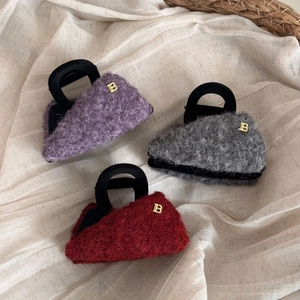Fermagli per capelli a triangolo in peluche con logo dorato stile invernale elegante