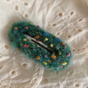 Pince à cheveux en peluche vert foncé avec pompons colorés et clip bec de canard