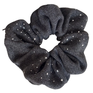Chouchou gris foncé avec strass brillants et texture tricotée pour coiffure élégante
