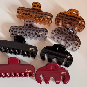 Détail de pinces à cheveux léopard élégantes avec le logo doré Barrette LaFrance