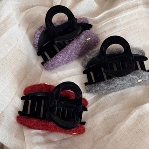 Tre fermagli per capelli in lana d'agnello viola grigi e rossi con dettagli in metallo