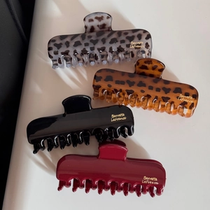Lot de quatre pinces à cheveux en résine brillante, motifs léopard et coloris unis