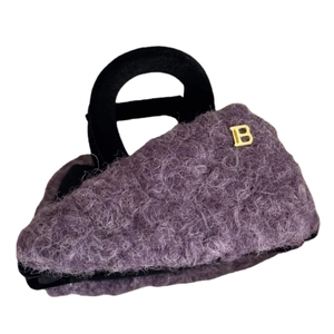 Molletta per capelli invernale in lana viola con ornamento logo B in metallo dorato