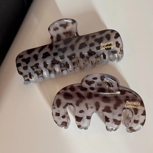 Détail de pinces à cheveux léopard avec marquage doré Barrette LaFrance en gros plan
