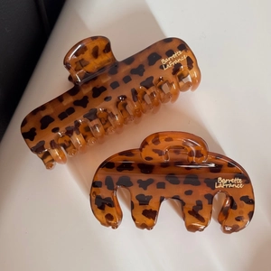 Détail des pinces à cheveux motif léopard avec lettrage doré Barrette La France