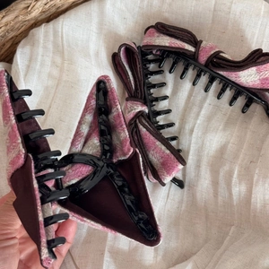 Vue détaillée des chouchous et barrettes à nœud à carreaux rose et gris sur panier