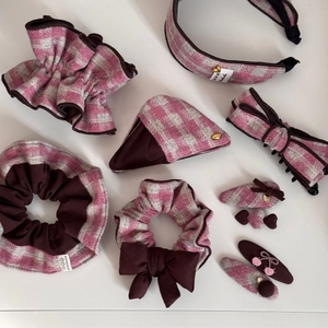 Vue détaillée d'un ensemble d'accessoires de cheveux à carreaux roses avec nœuds