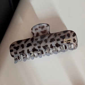 Vue détaillée du motif léopard Barrette La France sur une pince à cheveux en acétate
