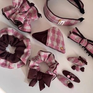 Ensemble chouchou à carreaux roses et accessoires avec étiquette artisanale et pendentif