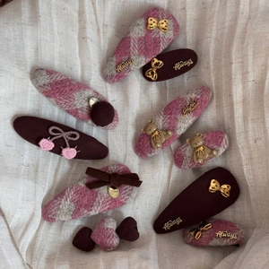 Détails du lot de 9 chouchous en tweed rose et barrettes avec ours et cerises