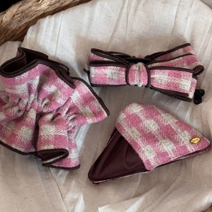 Détail de l'ensemble chouchou rose à carreaux et barrette avec badge doré love