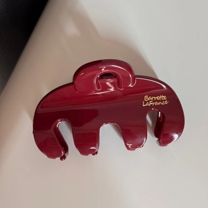 Détail d'une pince à cheveux en résine bordeaux avec lettrage Barrette LaFrance doré