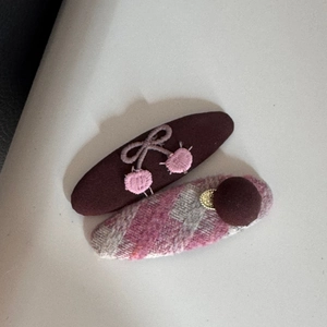 Détail du chouchou en tweed à carreaux roses et chouchou brodé cerise marron