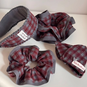Detailansicht des rot-grau karierten Haarschmuck-Sets mit Handmade-Label und Herzanhänger