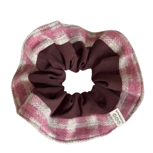 Chouchou en tweed à carreaux rose et gris avec étiquette faite main et élastique marron