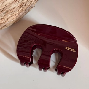 Detail view of burgundy glossy hair claw clip with golden Barrette La France text