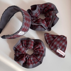 Klassisches rotes Karo-Haarschmuck-Set mit Haargummis, Stirnband und Schleife