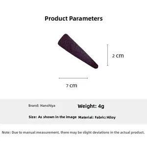 Vue détaillée d'une pince à cheveux en tissu violet montrant sa taille de 7 cm