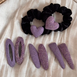 Lot de barrettes en tissu violet et chouchous en velours avec détails de cœur