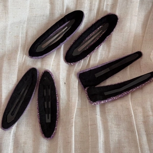 Détail de lot de 6 barrettes BB en tweed violet avec doublure en feutre noir antidérapant
