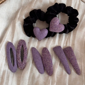 Détail d'un ensemble de 8 pinces à cheveux en tissu violet avec chouchous en velours