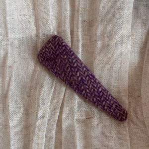 Vue détaillée de la texture en tissu tweed violet et beige d'une pince à cheveux