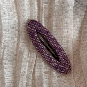 Détail d'une barrette en tweed violet avec motif à chevrons pour un style vintage élégant
