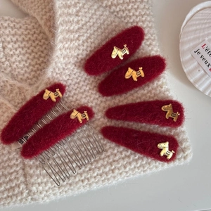 Elegant red velvet hair clip set with golden horse detail for women's hairstyle