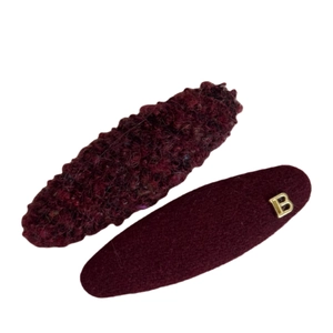 Elegante weinrote Haarspangen aus Tweed und Samt im Set mit goldenem Buchstaben B