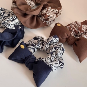 Vintage navy and brown knit pattern scrunchie set with bow detail and gold charm
