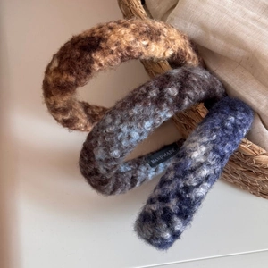 Detail der dicken handgestrickten Textur und der Handmade-Labels dieser Winter-Stirnbänder