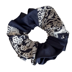 Retro knitted patchwork scrunchie with floral embroidery and elegant ruffles for women