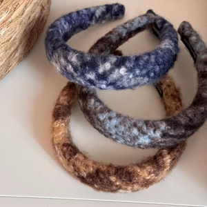 Drei verschiedene grob gestrickte Haarreifen für Damen in warmen Herbst-Winter-Farben