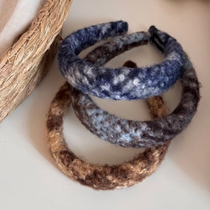 Detailansicht der Wolltextur-Haarbänder mit einem gewebten Handmade-Etikett