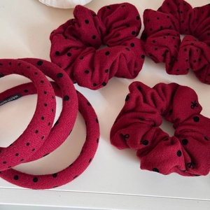 Rote Haargummis und Stirnband Set mit Polka Dots für elegantes Haarstyling Damen