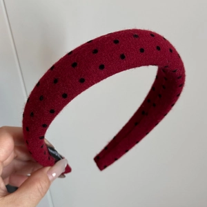 Detail des roten gepolsterten Haarreifs mit Punkten zeigt Textur und Dicke