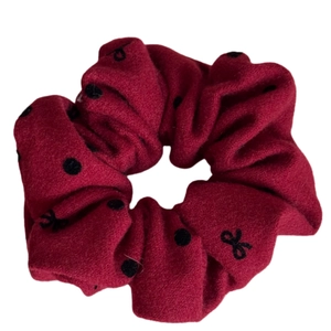 Roter Samt-Haargummi mit schwarzen Punkten und Schleifenmuster für elegante Frisuren
