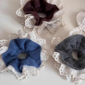 Drei gestrickte Haargummis mit Spitzenbordüre in Braun, Blau und Grau für Damen