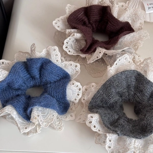Dreiteiliges Set aus Strick-Haargummis in Marine, Braun und Grau mit weißen Spitzenkanten