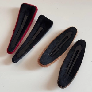 Détail de l'arrière des barrettes en feutre avec doublure antidérapante noire