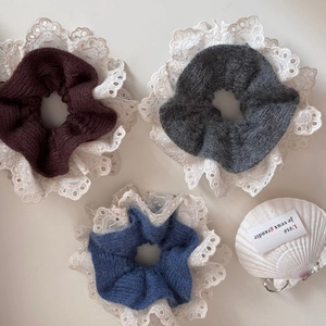 Dreiteiliges Set aus gestrickten Spitzen-Scrunchies in Braun, Grau und Blau für Frisuren
