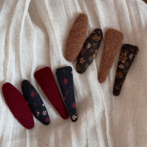 Lot de 8 barrettes à motifs floraux vintage et couleurs unies sur fond en lin beige