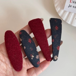Détail de pinces à cheveux fleuries et en velours pour femmes au style vintage