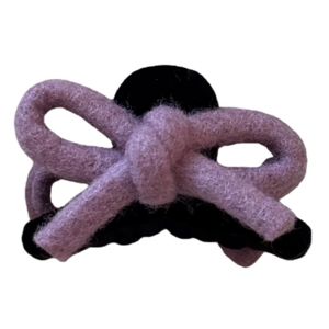 Pince à cheveux élégante avec nœud en laine violette et base acrylique noire pour l'hiver