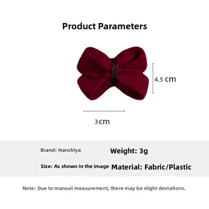 Vue détaillée d'une barrette à nœud en tissu rouge, dimensions 4,5cm x 3cm et poids 3g