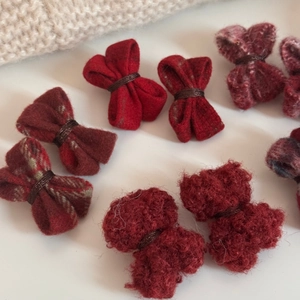 Barrettes à cheveux élégantes en laine rouge avec texture tweed pour coiffures de fête