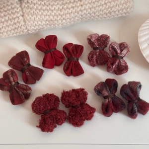 Lot de barrettes à cheveux en laine rouge avec motifs à carreaux sur fond blanc