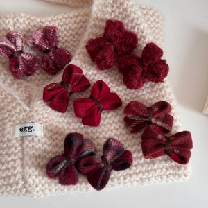 Détail d'un ensemble de nœuds de cheveux rouges en laine et à carreaux pour l'hiver