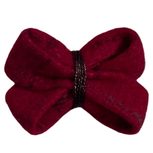 Barrette élégante en feutre rouge vin avec nœud papillon et détail de ficelle pour l'hiver